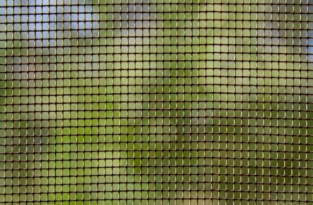 Zbliżenie na moskitierę balkonową zamontowaną przez firmę Roltex