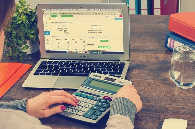 Rachunkowość z pomocą laptopa i kalkulatora